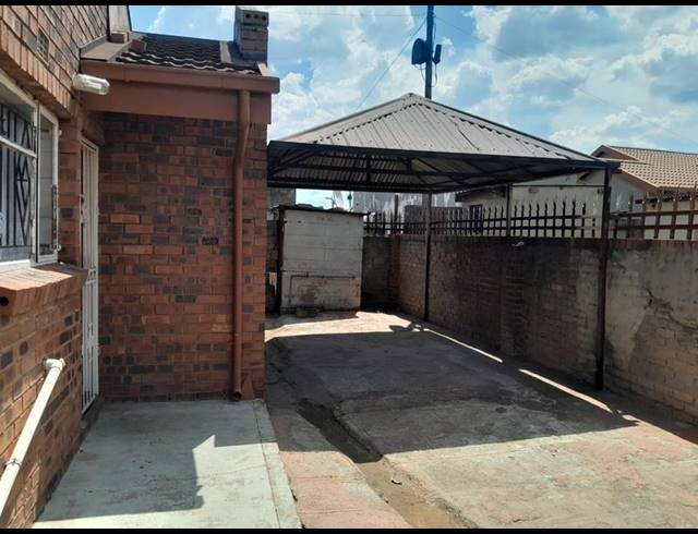 3 BEDROOM HOUSE FOR SALE IN THOKOZA EXT 2
